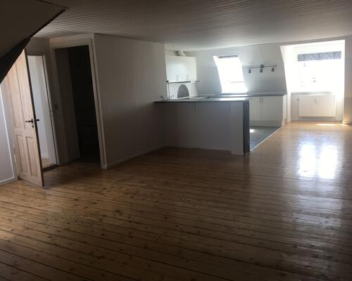 Nydelig 2. værelses lejlighed med synlige bjælker og masser af atmosfære