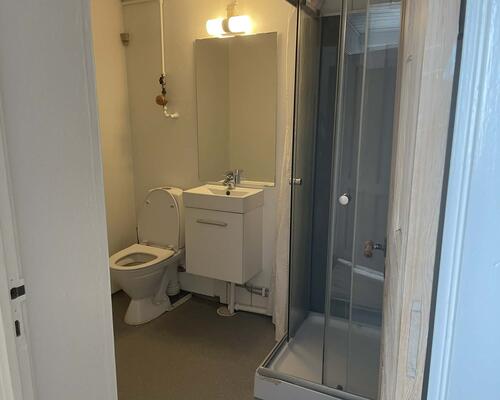 Nydelig 2. værelses lejlighed med synlige bjælker og masser af atmosfære