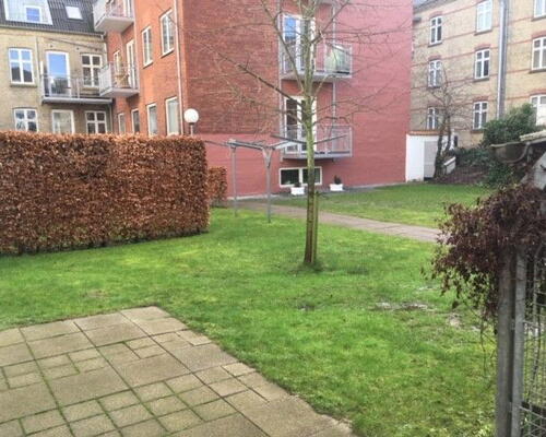 Rummelig 3-værelses på 108 m2 med gårdudgang, rå murstensvægge og opvaskemaskine i Aalborg C