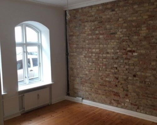 Rummelig 3-værelses på 108 m2 med gårdudgang, rå murstensvægge og opvaskemaskine i Aalborg C