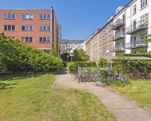 Rummelig 3-værelses på 108 m2 med gårdudgang, rå murstensvægge og opvaskemaskine i Aalborg C