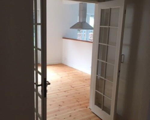 Rummelig 3-værelses på 108 m2 med gårdudgang, rå murstensvægge og opvaskemaskine i Aalborg C