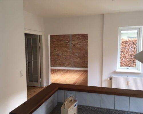 Rummelig 3-værelses på 108 m2 med gårdudgang, rå murstensvægge og opvaskemaskine i Aalborg C