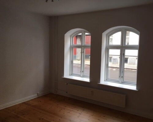 Rummelig 3-værelses på 108 m2 med gårdudgang, rå murstensvægge og opvaskemaskine i Aalborg C