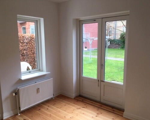 Rummelig 3-værelses på 108 m2 med gårdudgang, rå murstensvægge og opvaskemaskine i Aalborg C