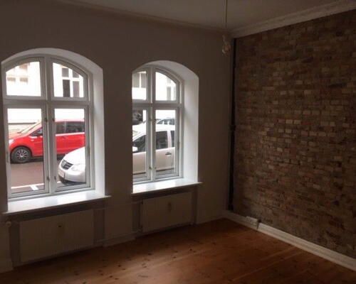 Rummelig 3-værelses på 108 m2 med gårdudgang, rå murstensvægge og opvaskemaskine i Aalborg C