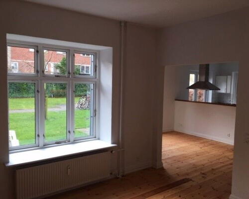 Rummelig 3-værelses på 108 m2 med gårdudgang, rå murstensvægge og opvaskemaskine i Aalborg C