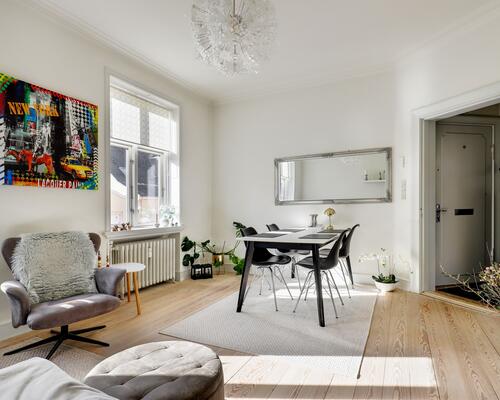 Fin og lys 2-værelses i stueplan i Finlandsgade