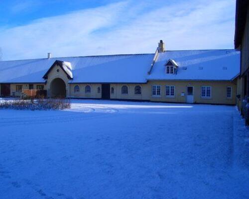 Markant bolig nær Vejlø Strand, med mulighed for stald og ridebane