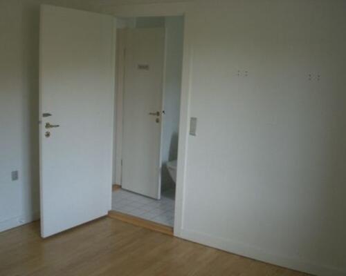 Markant bolig nær Vejlø Strand, med mulighed for stald og ridebane