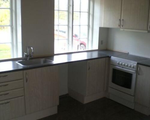 Markant bolig nær Vejlø Strand, med mulighed for stald og ridebane