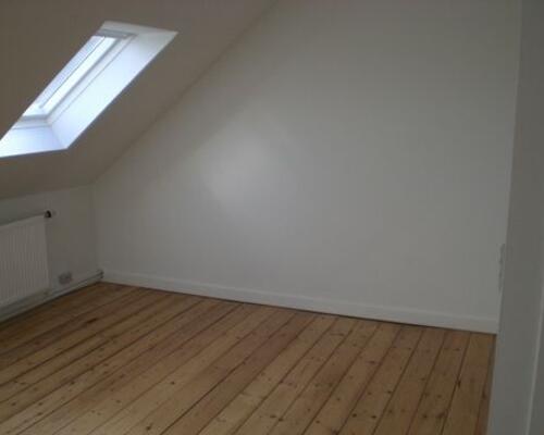 Markant bolig nær Vejlø Strand, med mulighed for stald og ridebane