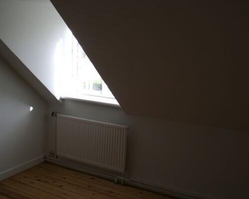 Markant bolig nær Vejlø Strand, med mulighed for stald og ridebane