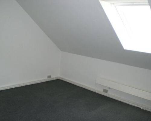 Markant bolig nær Vejlø Strand, med mulighed for stald og ridebane