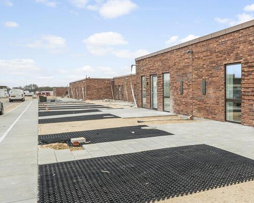 Skønt familievenligt rækkehus i Snejbjerg med privat have/terrasse og mulighed for ladestander.