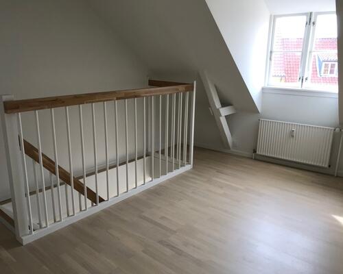 Flot lejlighed fra 2022 med altan i hyggeligt gårdmiljø - centralt i Svendborg