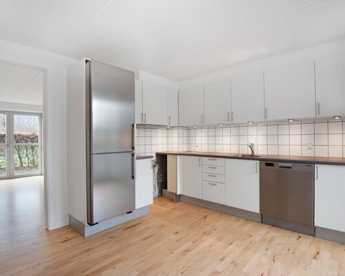 Lyst 3-værelses rækkehus i to plan med privat terrasse, parkering og ladestander på området – husdyr tilladt