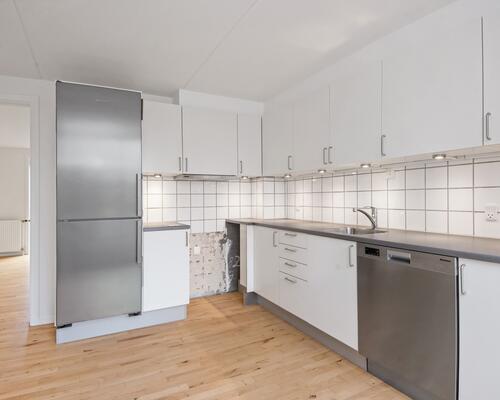 Lyst 3-værelses rækkehus i to plan med privat terrasse, parkering og ladestander på området – husdyr tilladt