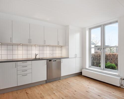 Lyst 3-værelses rækkehus i to plan med privat terrasse, parkering og ladestander på området – husdyr tilladt