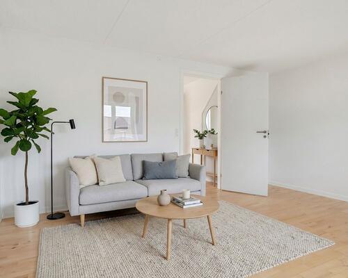 Lyst 3-værelses rækkehus i to plan med privat terrasse, parkering og ladestander på området – husdyr tilladt