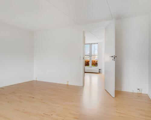 Lyst 3-værelses rækkehus i to plan med privat terrasse, parkering og ladestander på området – husdyr tilladt