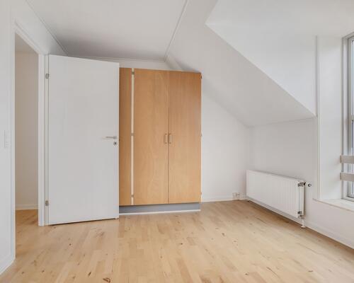 Lyst 3-værelses rækkehus i to plan med privat terrasse, parkering og ladestander på området – husdyr tilladt