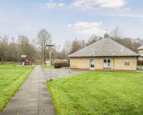 Lyst 3-værelses rækkehus i to plan med privat terrasse, parkering og ladestander på området – husdyr tilladt