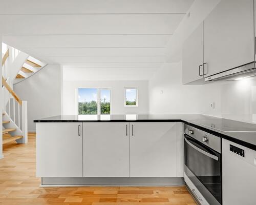 Indflytningsklart 5-værelses rækkehus på 124 m2 med carport, 2 badeværelser og solrig terrasse – husdyr tilladt