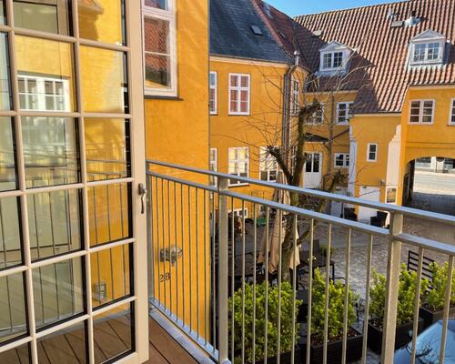 Flot lejlighed fra 2022 med altan i hyggeligt gårdmiljø - centralt i Svendborg