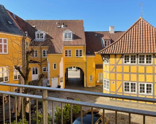 Flot lejlighed fra 2022 med altan i hyggeligt gårdmiljø - centralt i Svendborg