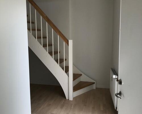 Flot lejlighed fra 2022 med altan i hyggeligt gårdmiljø - centralt i Svendborg