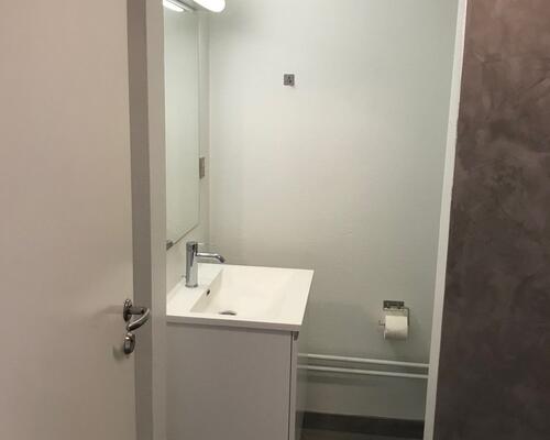 Flot lejlighed fra 2022 med altan i hyggeligt gårdmiljø - centralt i Svendborg