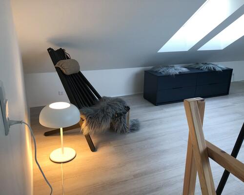 Lys og charmerende nyrenoveret 2. værelses lejlighed i 2 plan