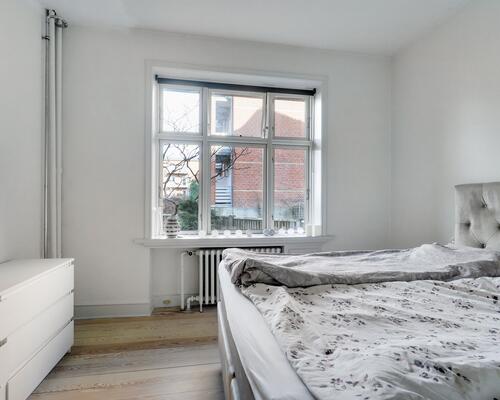 Fin og lys 2-værelses i stueplan i Finlandsgade