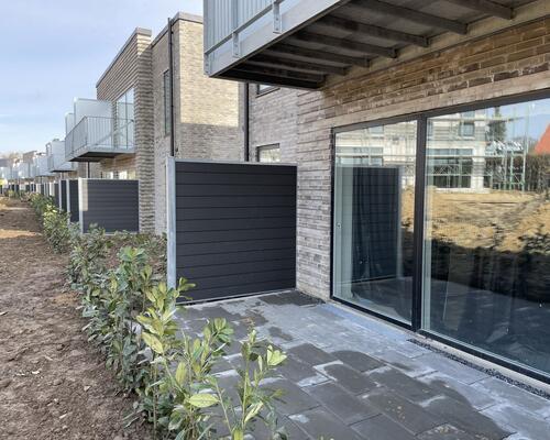 Lækker nyopført 3-vær. lejlighed med egen stor altan i Hasselager.