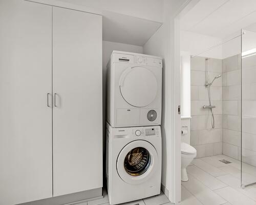 Indflytningsklart 5-værelses rækkehus på 124 m2 med carport, 2 badeværelser og solrig terrasse – husdyr tilladt