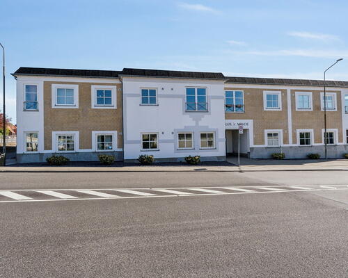 Lys og tilgængelig 2-værelses på 70 m2 nær Aalborg Storcenter – elevator, parkering og egen kombi vask/tør