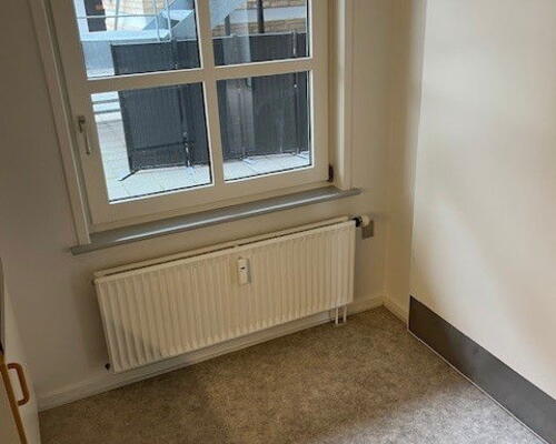 Lys og tilgængelig 2-værelses på 70 m2 nær Aalborg Storcenter – elevator, parkering og egen kombi vask/tør