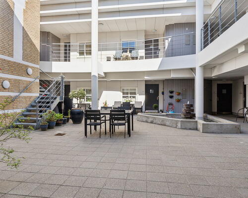 Lys og tilgængelig 2-værelses på 70 m2 nær Aalborg Storcenter – elevator, parkering og egen kombi vask/tør