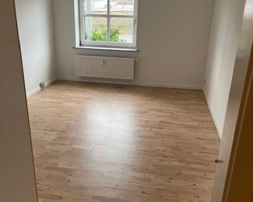 Lys og tilgængelig 2-værelses på 70 m2 nær Aalborg Storcenter – elevator, parkering og egen kombi vask/tør