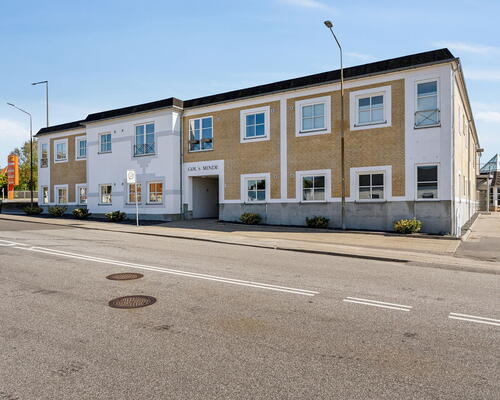 Lys og tilgængelig 2-værelses på 70 m2 nær Aalborg Storcenter – elevator, parkering og egen kombi vask/tør