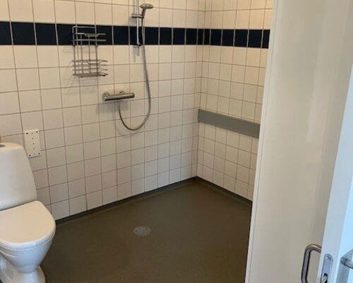 Lys og tilgængelig 2-værelses på 70 m2 nær Aalborg Storcenter – elevator, parkering og egen kombi vask/tør