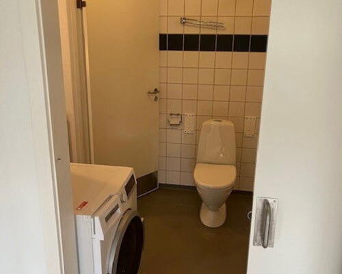 Lys og tilgængelig 2-værelses på 70 m2 nær Aalborg Storcenter – elevator, parkering og egen kombi vask/tør