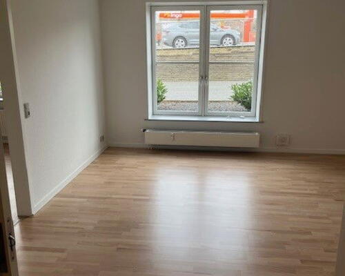 Lys og tilgængelig 2-værelses på 70 m2 nær Aalborg Storcenter – elevator, parkering og egen kombi vask/tør