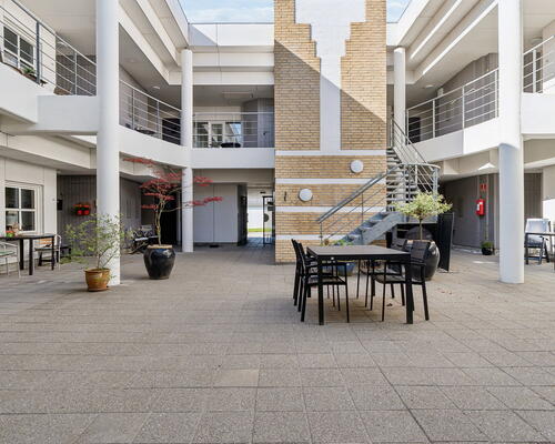 Lys og tilgængelig 2-værelses på 70 m2 nær Aalborg Storcenter – elevator, parkering og egen kombi vask/tør