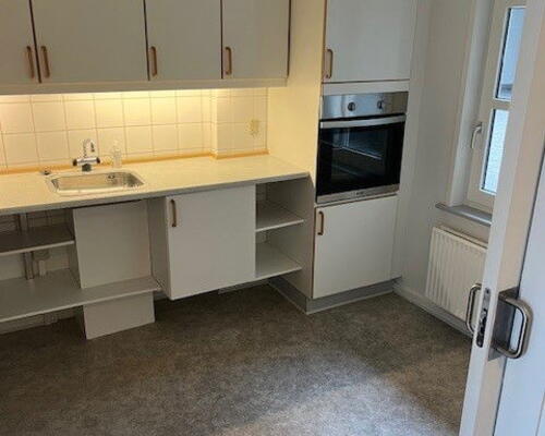 Lys og tilgængelig 2-værelses på 70 m2 nær Aalborg Storcenter – elevator, parkering og egen kombi vask/tør