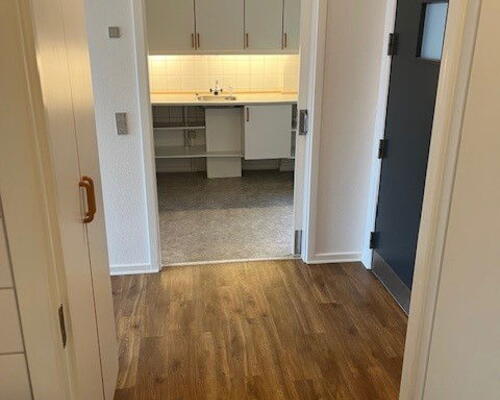 Lys og tilgængelig 2-værelses på 70 m2 nær Aalborg Storcenter – elevator, parkering og egen kombi vask/tør