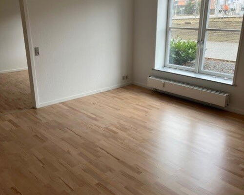 Lys og tilgængelig 2-værelses på 70 m2 nær Aalborg Storcenter – elevator, parkering og egen kombi vask/tør