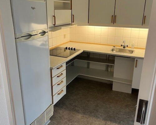 Lys og tilgængelig 2-værelses på 70 m2 nær Aalborg Storcenter – elevator, parkering og egen kombi vask/tør