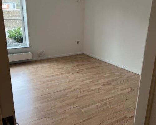 Lys og tilgængelig 2-værelses på 70 m2 nær Aalborg Storcenter – elevator, parkering og egen kombi vask/tør